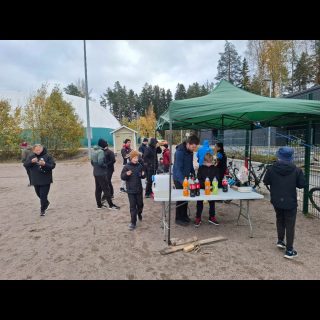 Videomuistoja liikuntapäivästä perinneleikkien muodossa lokakuussa 2025