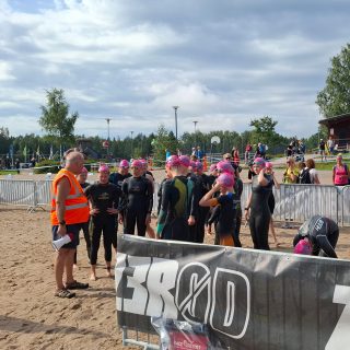 HTU Stadi ry vahvasti mukana Oittaa Triathlonin järjestelyissä 15.8. hienolla Oittaan ulkoilualueen rannalla, kiitos kaikille paikallaolleille seuran vapaaehtoisille toimitsijoille!