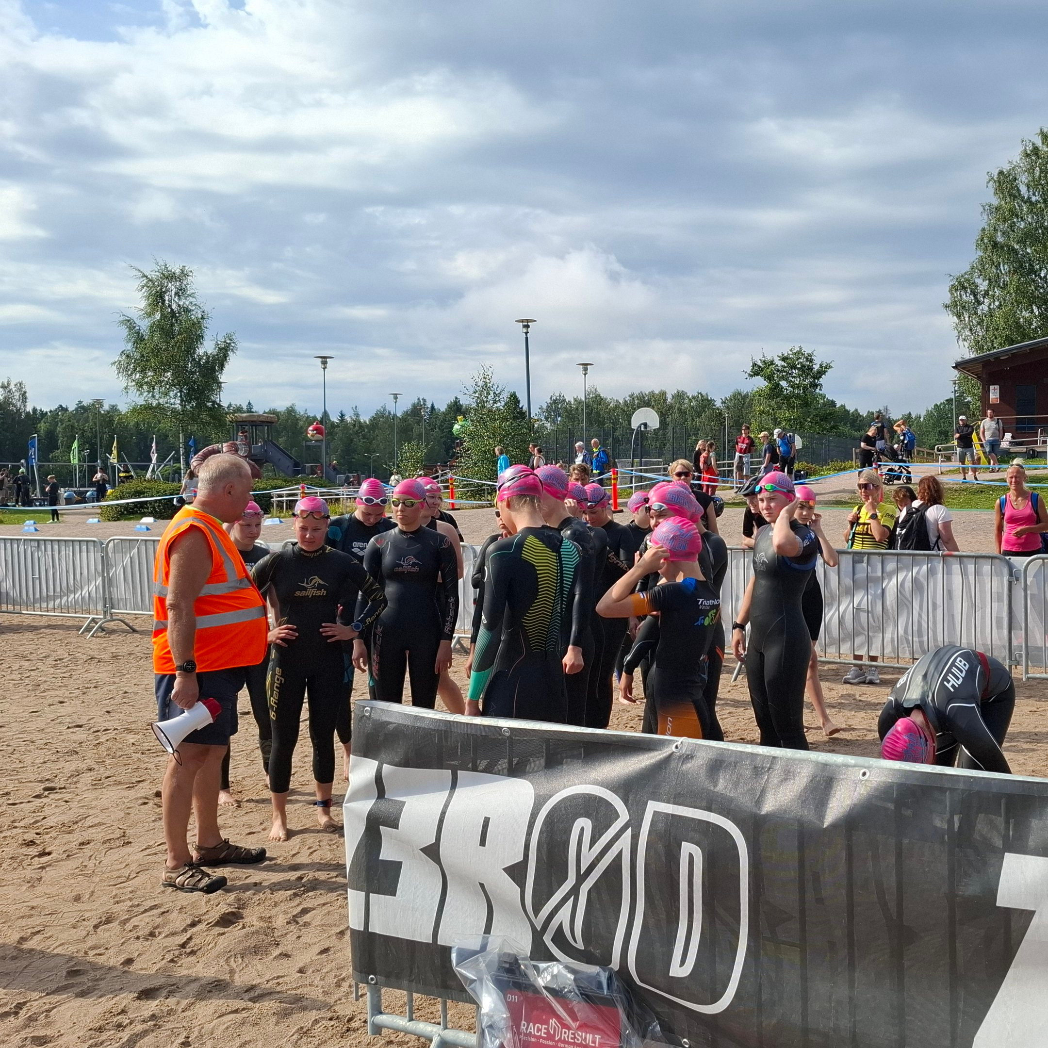 HTU Stadi ry vahvasti mukana Oittaa Triathlonin järjestelyissä 15.8. hienolla Oittaan ulkoilualueen rannalla, kiitos kaikille paikallaolleille seuran vapaaehtoisille toimitsijoille!